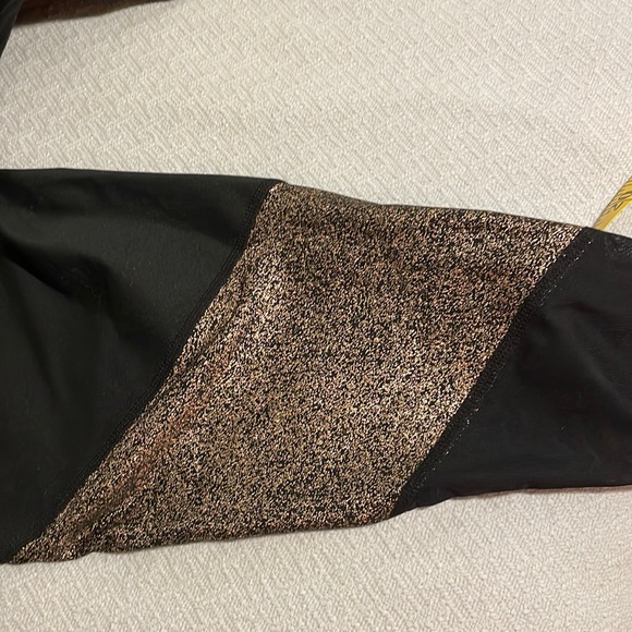 NWT Fabletics Mid Rise Mesh Brogan Capri Leggings Black/Rose Gold - Picture 5 of 9